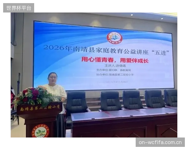 部分学校引入的运动手环等数据采集设备为何被一线教师放弃？过度追求量化是否偏离了体育的育人本质？