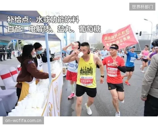 揭示马拉松补给“快即是好”的认知误区对选手体验的真实影响